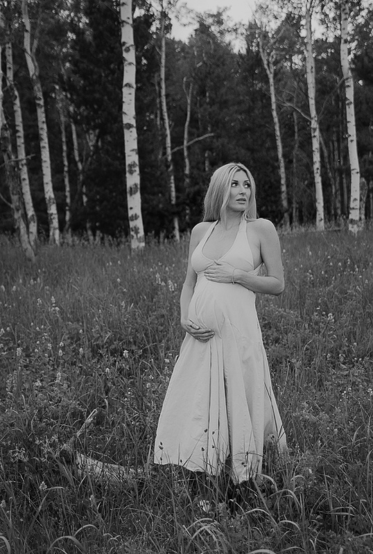 photograph of emmy Voigt of Casper Wyoming maternity portrait photographed by Cari Faye Antonovich of Cari Faye photography and the white room casper mountain photoshoot 