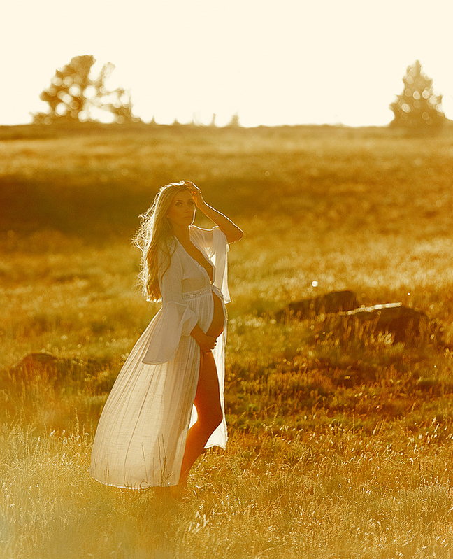 photograph of emmy Voigt of Casper Wyoming maternity portrait photographed by Cari Faye Antonovich of Cari Faye photography and the white room muddy mountain photoshoot sunset