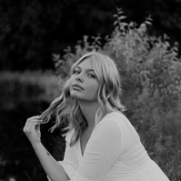 Ranch Reverie
From the studio, we transitioned to a friend’s ranch located off Hat Six Road, a setting that promised natural beauty and a golden-hour glow that only Wyoming can offer. The ranch was the perfect backdrop for Isis’s diverse wardrobe changes,