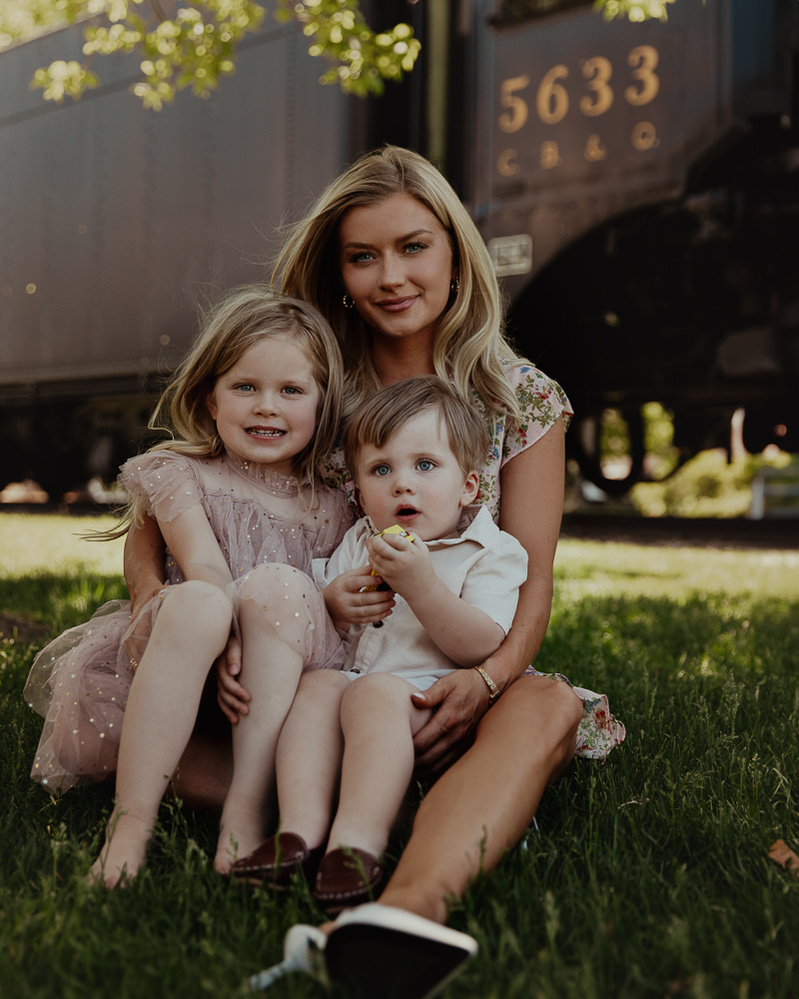 xfamily photos Douglas wyoming, Douglas wyoming portrait photographer, family portraits Douglas wyoming, family portraits casper wyoming, mommy and me photos Douglas wyoming, Douglas train car museum, portrait photography Douglas wyoming
