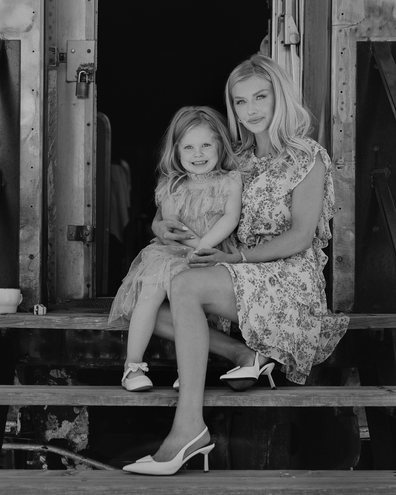 family photos Douglas wyoming, Douglas wyoming portrait photographer, family portraits Douglas wyoming, family portraits casper wyoming, mommy and me photos Douglas wyoming, Douglas train car museum, portrait photography Douglas wyoming