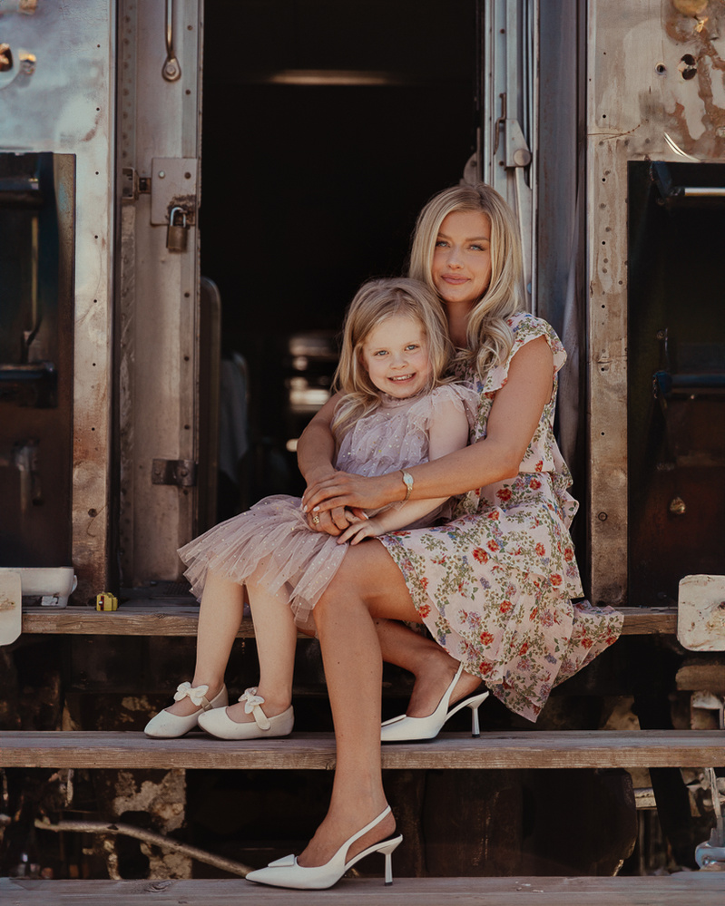 family photos Douglas wyoming, Douglas wyoming portrait photographer, family portraits Douglas wyoming, family portraits casper wyoming, mommy and me photos Douglas wyoming, Douglas train car museum, portrait photography Douglas wyoming