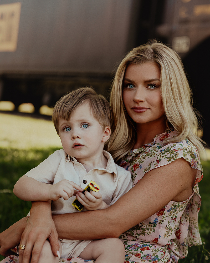 family photos Douglas wyoming, Douglas wyoming portrait photographer, family portraits Douglas wyoming, family portraits casper wyoming, mommy and me photos Douglas wyoming, Douglas train car museum, portrait photography Douglas wyoming