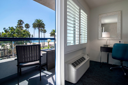 ocean_view_hotel_balcony_room_insideout