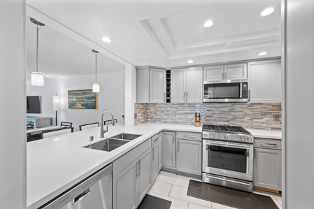 www.arrivedmedia.com, @arrivedmedia, 16040 W. Sunset Blvd., Pacific Palisades, CA 90272, kitchen, condo, condominium, Los Angeles, California, real estate photography, residential photography, photo, white