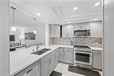 www.arrivedmedia.com, @arrivedmedia, 16040 W. Sunset Blvd., Pacific Palisades, CA 90272, kitchen, condo, condominium, Los Angeles, California, real estate photography, residential photography, photo, white