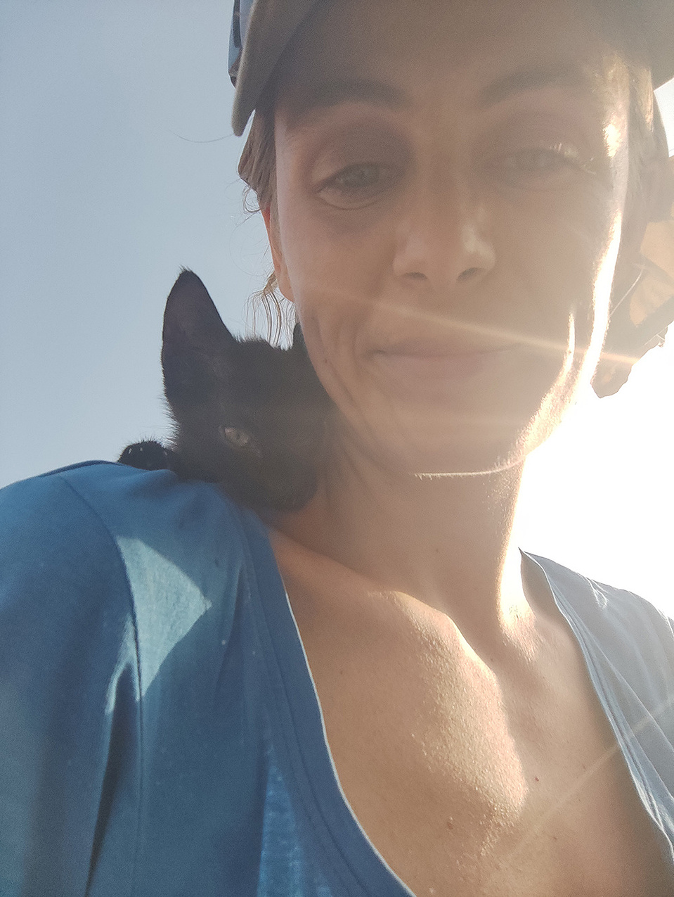 cat-on-a-shoulder-ola-mae-sun-italy