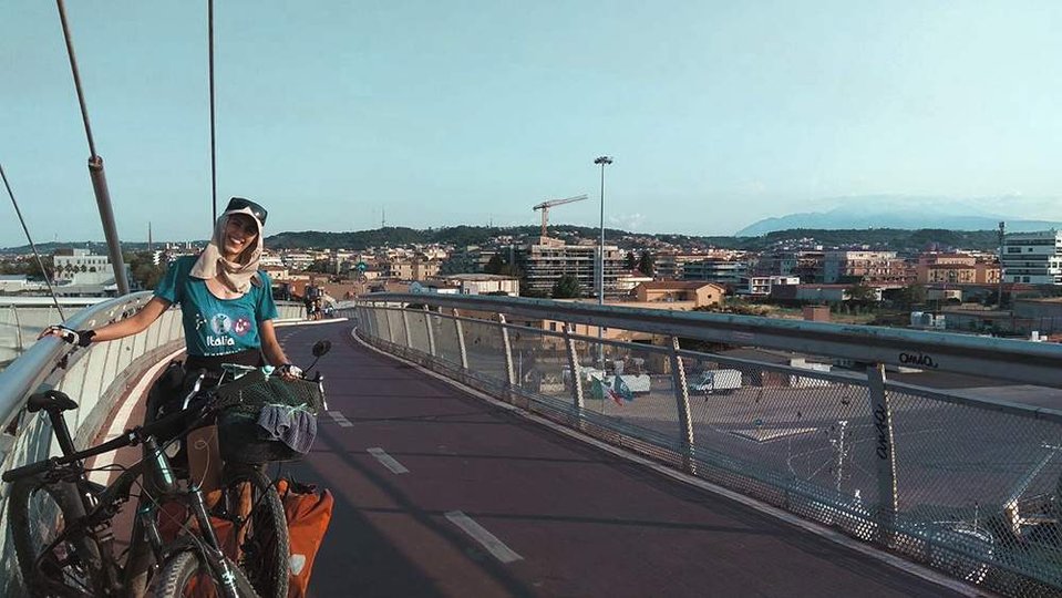 ola-mae-pescara-bike-couchsurfing-italy-europe