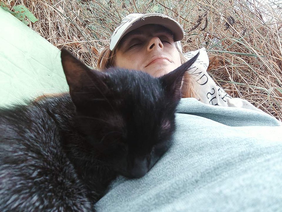 sleeping-with-the-cat-ola-mae-bike-european-trip
