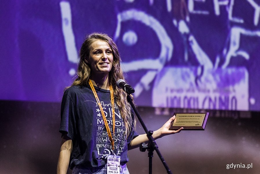 Ola Mae accepting the award at the Kolosy festiwal at Gdynia, 2022. 