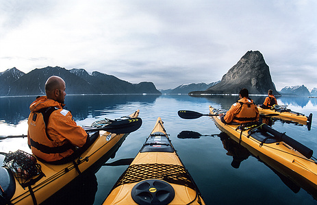 Only 2 years after our first sea kayak expedition with my brother Sylvain off Greenland’s north-west coast, we teamed up with our friends Rafic and Thomas for a new paddling adventure.