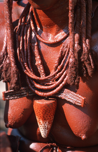 Documentary and travel photographer in Switzerland – hairstyle and jewelry play a significant role among the Himba.