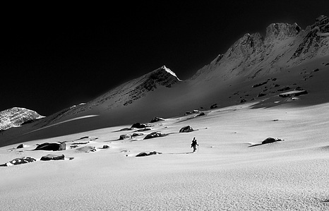 Outdoor photographer Switzerland – the shadow man is a contrasty black and white picture series of mountain landscapes using the play of light, shade and back-lighting to create dramatic moods.