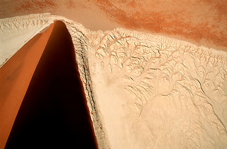 To fly above the dune of sossusvlei gives you a strong feeling of freedom.