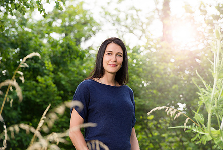 Professional photographer from Zurich, Switzerland – Sophie Nebeling standing in green surrounding.
