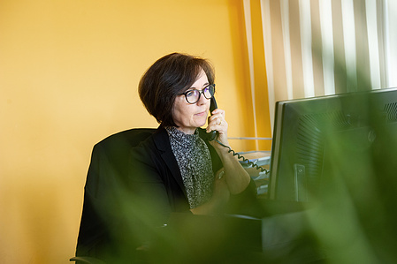 Person in front of the computer in his office.
