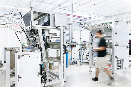 Photo showing a factory hall.