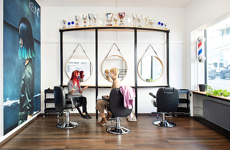 Discussion in hairdresser salon.
