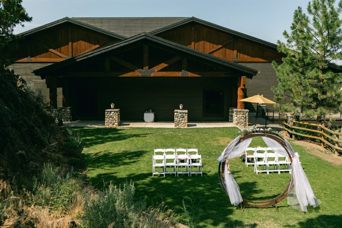 bend oregon riverhouse lodge wedding venue