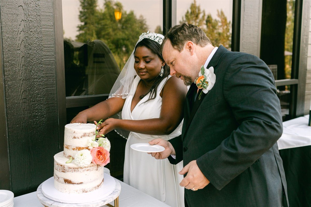 bride and groom cutting their cake for their bend oregon wedding photographer at the riverhouse lodge located by the deschutes river