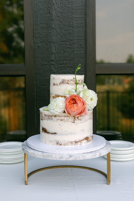bend oregon wedding photography cake at the riverhouse lodge