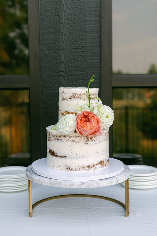 bend oregon wedding photography cake at the riverhouse lodge