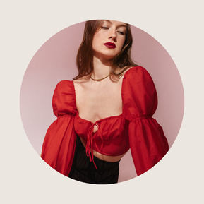Martina Pronzello, photographe à Rennes, propose des services professionnels en portrait, e-commerce, packshot, photos de couple et famille. Séances photo en Bretagne, photographe en Ille-et-Vilaine, portraits professionnels, packshot