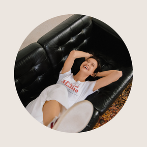 Martina Pronzello, photographe à Rennes, spécialisée en portraits, e-commerce, packshots, photos de famille et couples. Séances photo en Bretagne, photographe en Ille-et-Vilaine, portraits pros, photos de produits, reportages de mariage