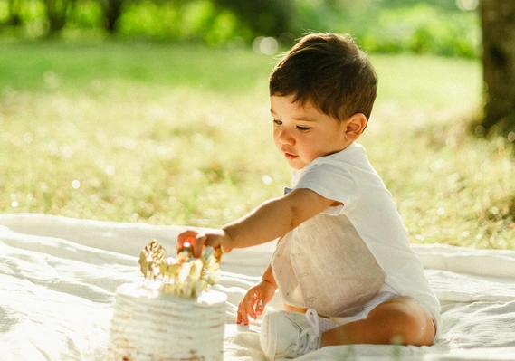 Shooting nouveau-né à Rennes avec Martina Pronzello : séance photo enfant en studio et en extérieur, portrait d’enfants et famille avec enfants. Capturer les premiers moments de bébé avec un shooting nouveau-né et à 4 ans