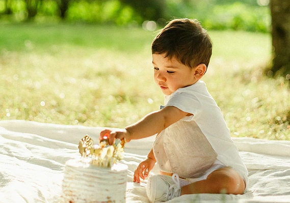 Shooting nouveau-né à Rennes avec Martina Pronzello : séance photo enfant en studio et en extérieur, portrait d’enfants et famille avec enfants. Capturer les premiers moments de bébé avec un shooting nouveau-né et à 4 ans