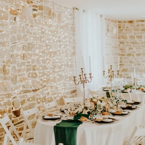 Martina Pronzello, photographe mariage à Rennes, propose des reportages photo : elopements, portraits de mariés, photos de robe de mariée et cérémonie civile ou laïque. Prestations photo de vin d'honneur en Bretagne et Ille-et-Vilaine
