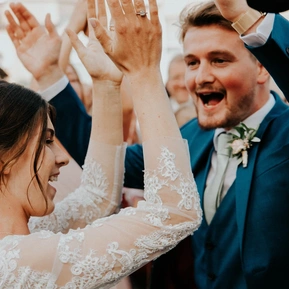 Reportages mariage avec Martina Pronzello : elopements, photos de cérémonie civile ou laïque, portraits de mariés et vin d'honneur. Photographe mariage à Rennes, prestations photo en Bretagne et Ille-et-Vilaine