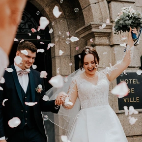 Reportages mariage avec Martina Pronzello : photographe mariage spécialisée en elopement, photos de cérémonie laïque et civile, portraits des mariés, robe de mariée et vin d'honneur. Prestations photo à Rennes et Bretagne