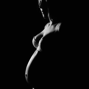 Photographe basée sur Rennes, pour séance photo de grossesse, que ça soit en studio ou à domicile sur Rennes, je photographie votre maternité pour toujours
