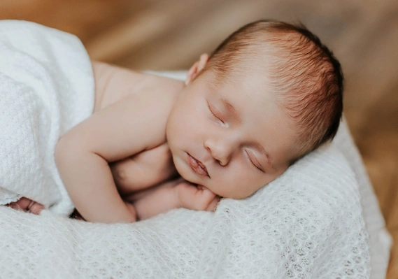 Séance photo nouveau-né à Rennes avec Martina Pronzello : shooting bébé en studio, portrait d’enfants et famille avec enfants. Capturer les premiers moments de bébé avec un shooting nouveau-né