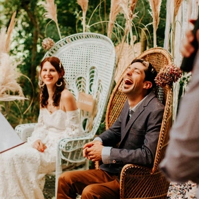 Martina Pronzello, photographe mariage à Rennes, propose des prestations de mariage photo : reportage, elopement, portraits des mariés, robe de mariée, vin d'honneur. Photos de cérémonie civile et laïque en Bretagne et Ille-et-Vilaine
