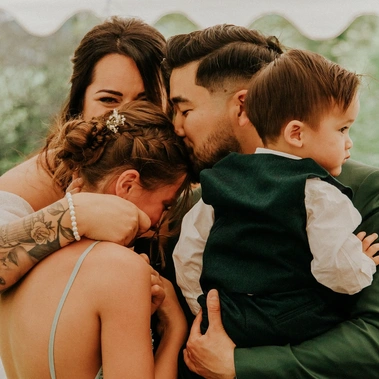 Reportage mariage avec Martina Pronzello : photographe mariage spécialisée en portraits de mariés, elopements et prestations photo de cérémonie civile ou laïque. Captures de robe de mariée, vin d'honneur et moments uniques à Rennes et Bretagne