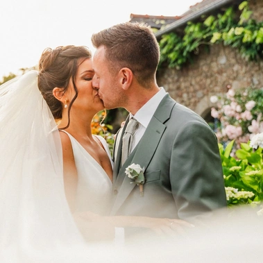 Découvrez les reportages mariage de Martina Pronzello : elopement, photo de cérémonie civile et laïque, portraits de mariés et vin d'honneur. Photographe mariage à Rennes, prestations photo en Bretagne et Ille-et-Vilaine
