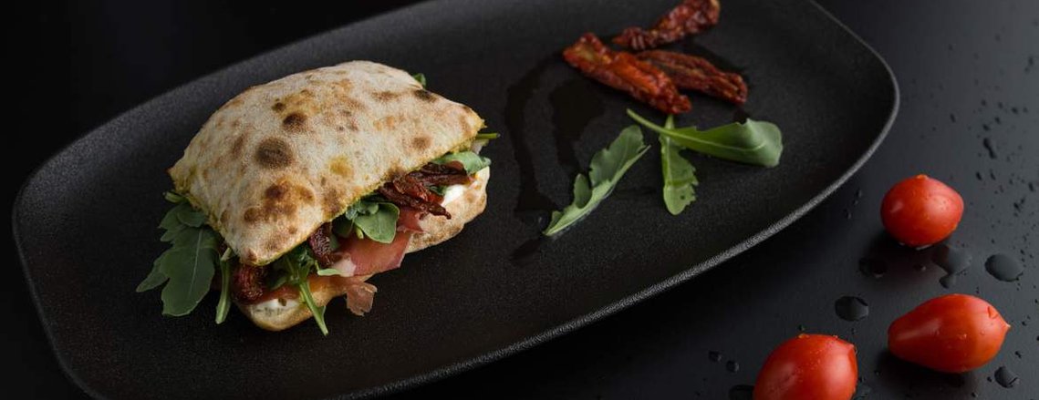 Puccia Salentino (pesto, pármai sonka, krémsajt, rukkola)