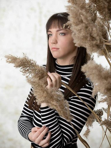 tini lány pampafüvet tart ball kezében