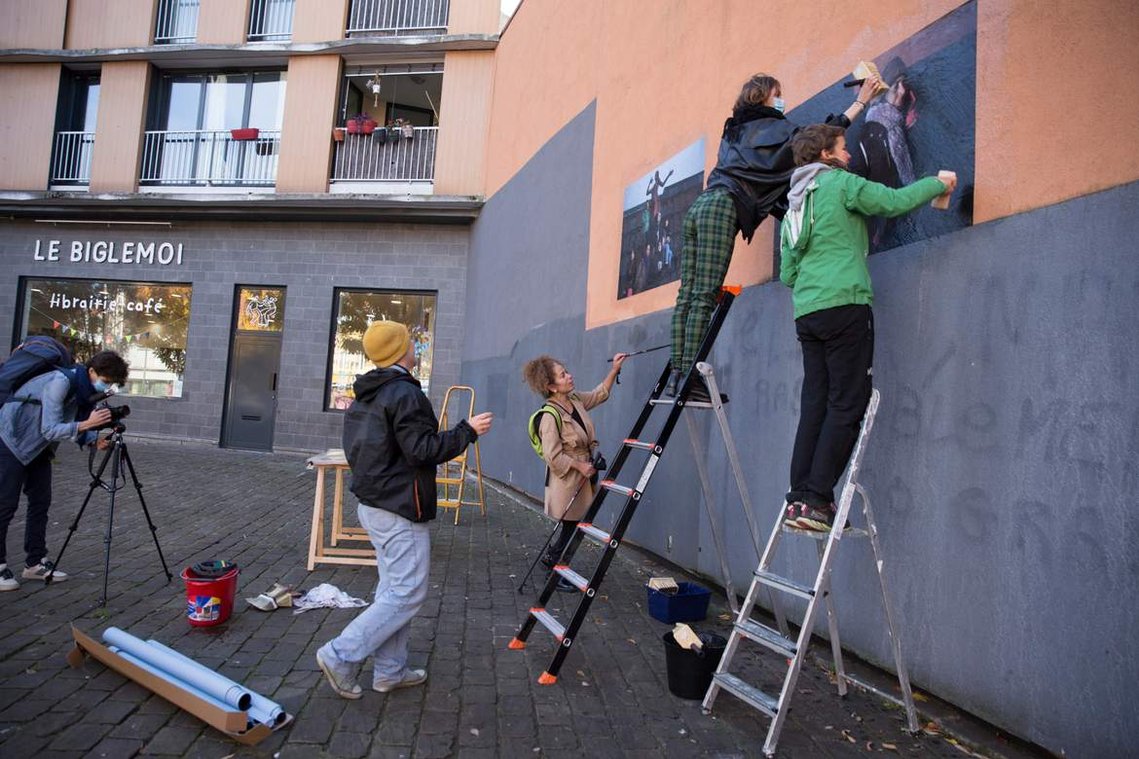 Lors du montage de l'exposition Trace Ta Route, dans les rues de Lille-Fives // Octobre 2020
