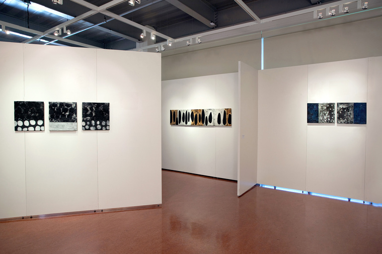 The Monoprint and Clay Exhibition at Kean University featured artist Kathy Erteman’s ceramic wall installations and monoprints on paper. The slab-built porcelain monoprints have varying colors of textured glazes and slips. 