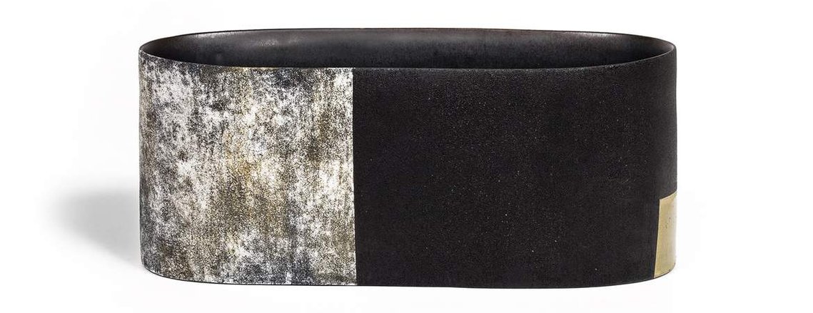 Kathy Erteman’s Boxite Long Vessel has an oval form with a painterly textured surface of ochre mixed with white and black, making this contemporary ceramic vessel a dynamic ceramic sculpture. 