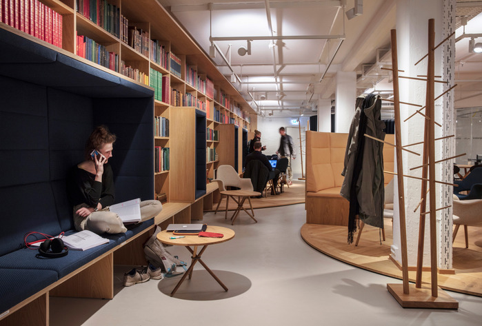 DET KGL. BIBLIOTE Arkitema Architects Fotograf Niels Nygaard
Arkitektur fotografi Aarhus Denmark Jylland Photography
www.nielsnygaard.dk interiør interior visit living architecture lamps dinesen boksning tabel wooden floor
