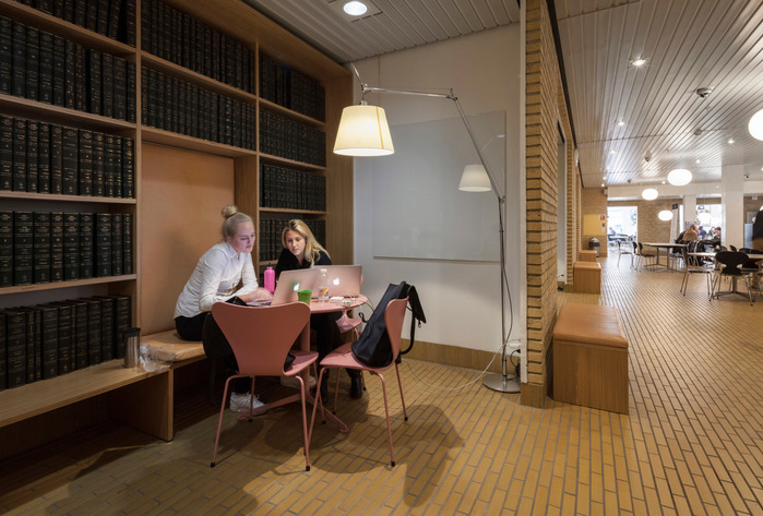 DET KGL. BIBLIOTE Arkitema Architects Fotograf Niels Nygaard
Arkitektur fotografi Aarhus Denmark Jylland Photography
www.nielsnygaard.dk interiør interior visit living architecture lamps dinesen boksning tabel wooden floor