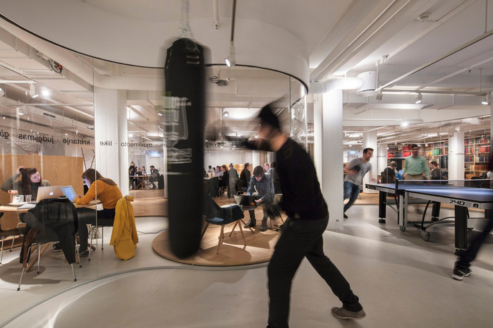 DET KGL. BIBLIOTE Arkitema Architects Fotograf Niels Nygaard
Arkitektur fotografi Aarhus Denmark Jylland Photography
www.nielsnygaard.dk interiør interior visit living architecture lamps dinesen boksning tabel wooden floor