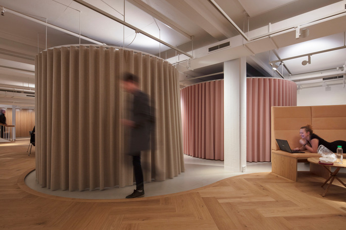 DET KGL. BIBLIOTE Arkitema Architects Fotograf Niels Nygaard
Arkitektur fotografi Aarhus Denmark Jylland Photography
www.nielsnygaard.dk interiør interior visit living architecture lamps dinesen boksning tabel wooden floor