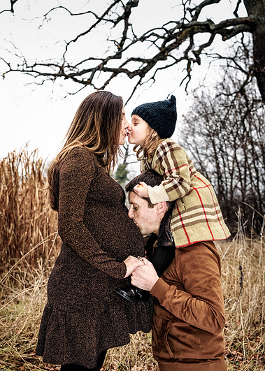 Shooting à Genève  Photographie de maternité | Portrait de maternité représentant la famille en train de s'étreindre, réalisé à la campagne à Choulex  | Photo de grossesse professionnelle,  prise à la campagne  sur fond d'automne, à Choulex, Genève |