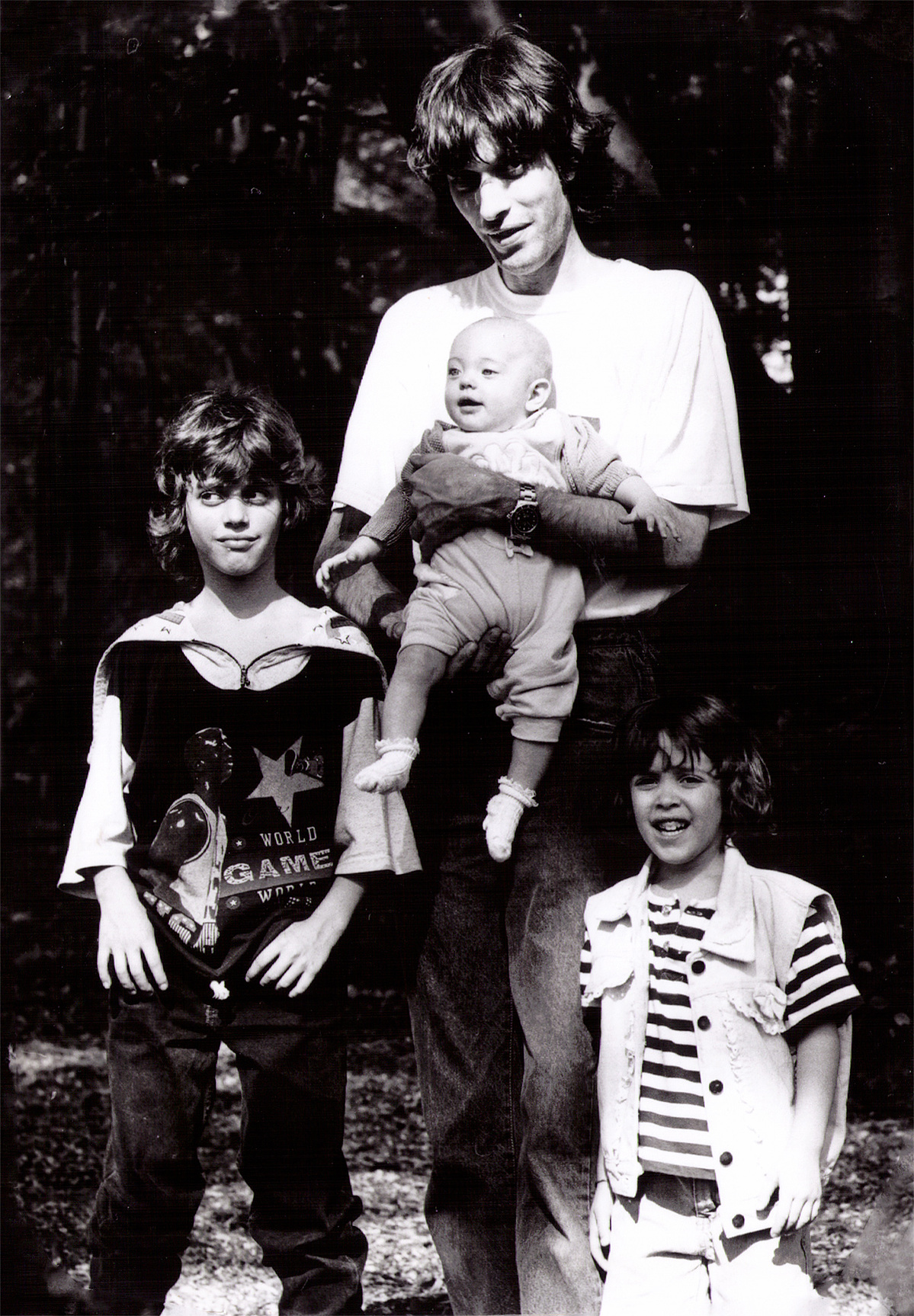 Black and white family portrait, Geneva.
Portrait of Yves holding Anais as a baby with Greg and Lauren either side of him.
Portrait de famille noir et blanc, Genève. Portrait d'Yves tenant Anaïs bébé avec Greg et Lauren de chaque côté de lui.