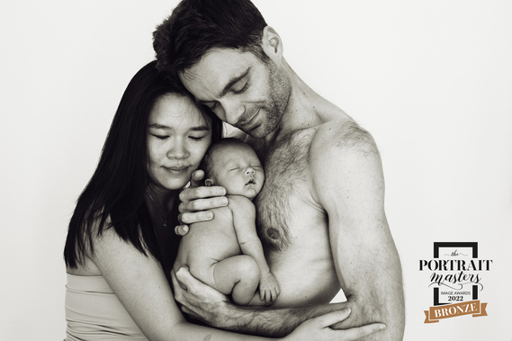 Bronze Image Award from the Portrait Masters 2022 for this portrait of a young couple and their newborn son.
Bronze Image Award du Portrait Masters 2022 pour ce portrait d'un jeune couple et de leur fils nouveau-né.